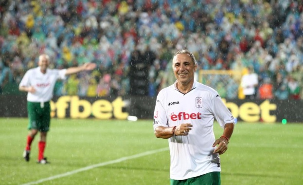 Поканиха Стоичков да рита на турнир в Казахстан