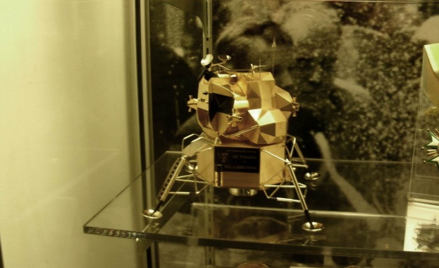 Откраднаха ценно златно копие на модула, с който Нийл Армстронг каца на Луната