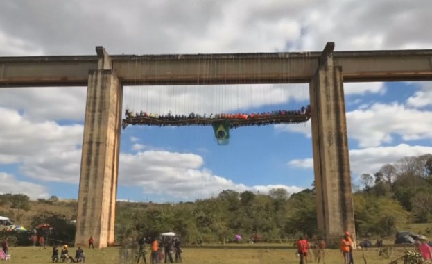 Опит за световен рекорд за най-масово ядене на скара във въздуха