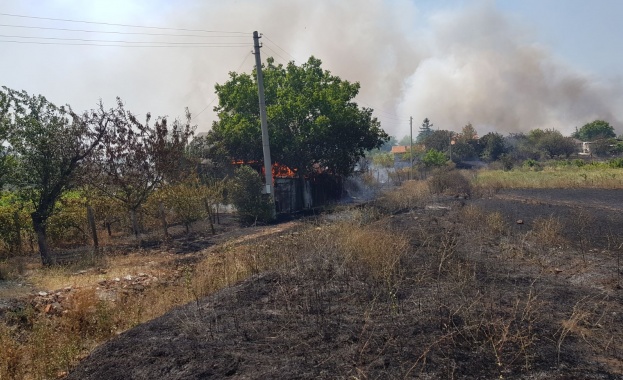 Голям пожар вилнее във вилна зона в Бургаско (обновена)