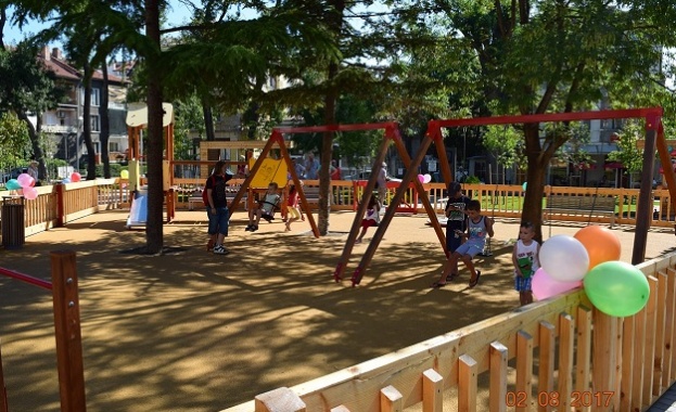 Обновеният площад „Жени Патева“ в Бургас - любимо място на децата