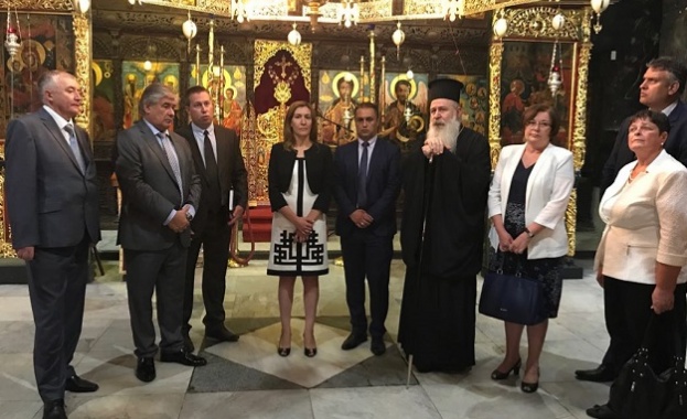 Министър Ангелкова и посланик Макаров посетиха Троянския манастир