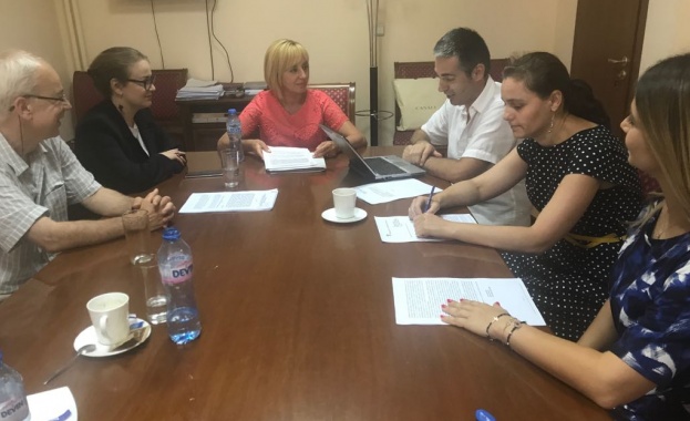 Мая Манолова към ЦИК: Бавите експерименталното гласуване по интернет