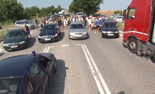 Блокада на пътя след побой от охранители над мъж от Славяново