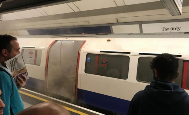 Запали се влак в лондонското метро
