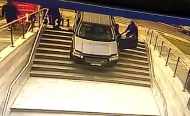 Чилийска шофьорка обърка стълбище с входа на паркинг