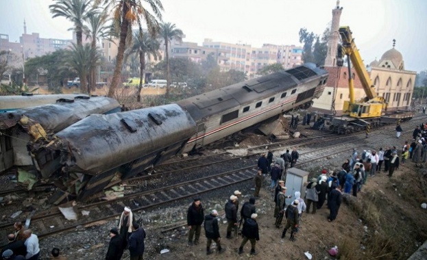 Арестуваха машинистите на сблъскалите се влакове в Египет 