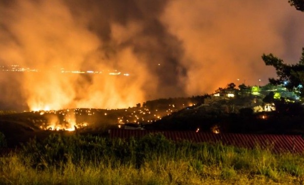 Трети ден продължава огнената стихия в Гърция 