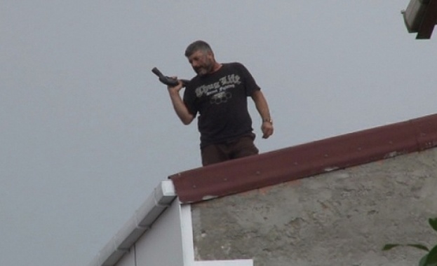 Мъж с пушка откри огън по минувачите от покрива на сграда в Истанбул (видео)