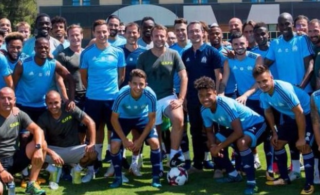 Макрон играе мачле с любимия си отбор преди визитата в България