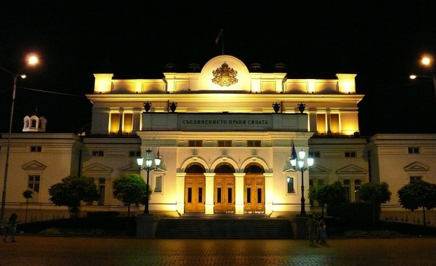 Парламентът ще се сдобие с ново фасадно осветление за 336 хиляди лева