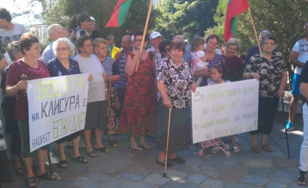 Над 150 души протестираха срещу високите цени на водата в Клисура