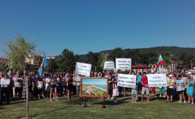 Протест с гайди и черешово топче срещу застрояване на Морската градина в Обзор