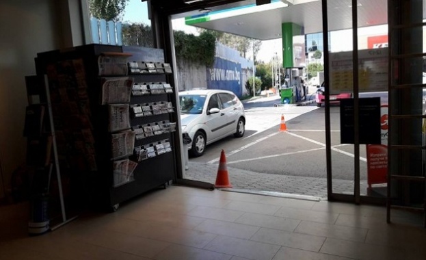 Автомобил се вряза в бензиностанция в София 