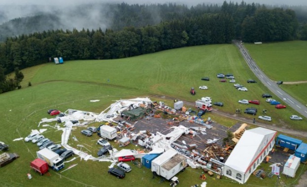 Двама загинаха, а 120 души са ранени след буря в Австрия