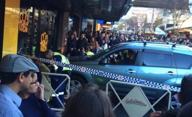 Кола се вряза в пешеходци в Сидни, 7 души са ранени