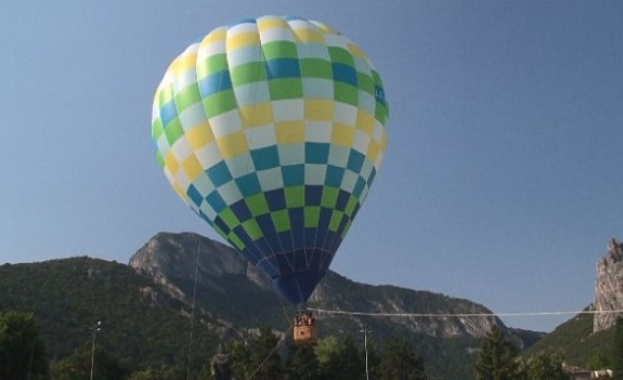 Десетки се издигнаха с въздушен балон в центъра на Враца
