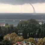 Смерчово "въже" се образува край Сочи