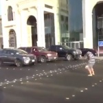 Младеж се вихри на "Макарена" на кръстовище в Саудитска Арабия, ще бъде съден (видео)