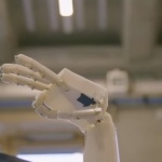 Роботизирана ръка превръща говор в жестове (видео)