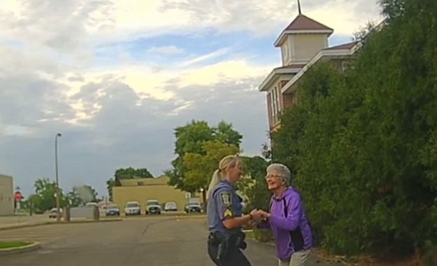 Полицайка и баба станаха звезди в социалните мрежи докато танцуват на паркинг