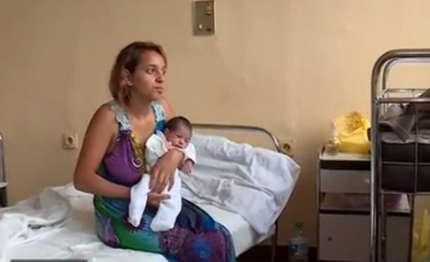 16-годишна роди в такси