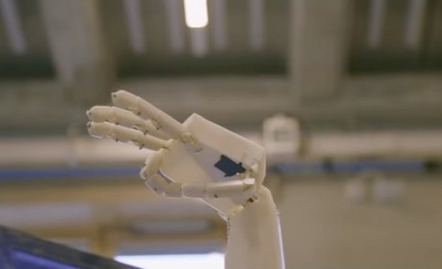 Роботизирана ръка превръща говор в жестове (видео)