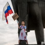 Рускиня по нощница се окова за статуя на Ленин (видео)