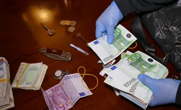 Хванаха 15 души за разпространение на фалшиви евро при съвместна операция между България и Испания 