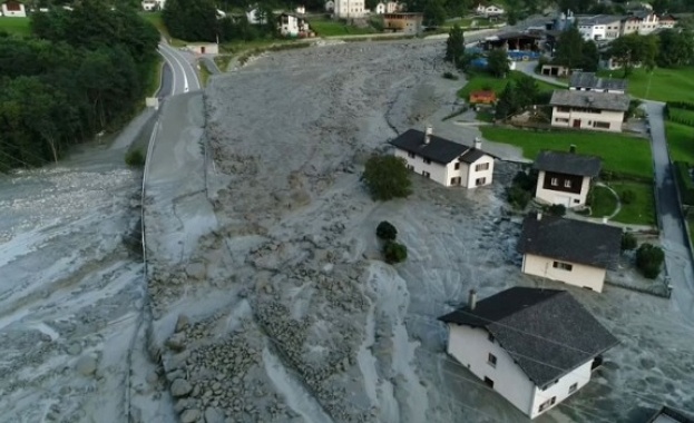 Швейцарските спасители търсят още двама изчезнали под скалното свлачище