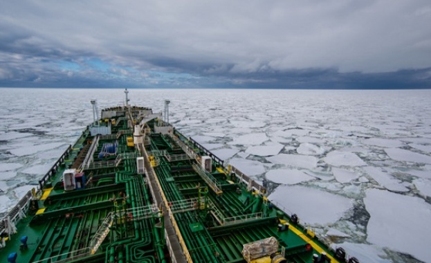 Руски танкер за първи път плава през Арктика без ледоразбивач