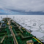 Руски танкер за първи път плава през Арктика без ледоразбивач