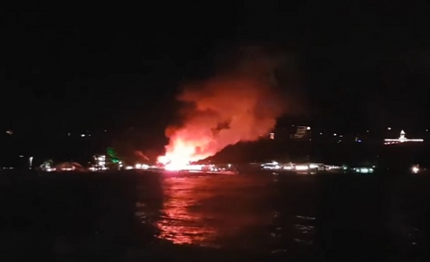 Заведение във Варна изгоря като факла тази нощ (видео)