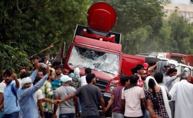 30 убити, стотици в ареста в Индия след метеж заради гуру