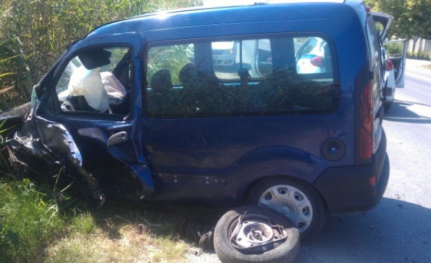 Баничарка се заби челно в цистерна с мляко на околовръстното на Пловдив