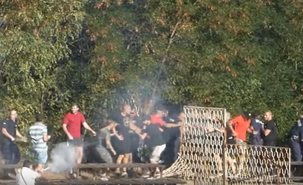 Жесток бой на мач в Пазарджик, пернишки фен стреля с пушка (видео)