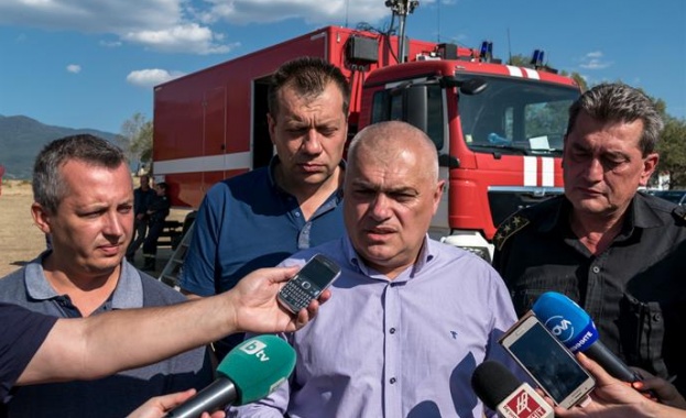 Валентин Радев: Огънят край Влахи е много силен, продължаваме да се притесняваме