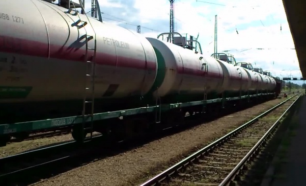 Работата по обезопасяването на дерайлиралите цистерни край Ветово продължава Горивото