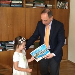 Петгодишната Алена от Москва взе 200 000-ата виза за 2017 година, ще почива на „Св. Влас“