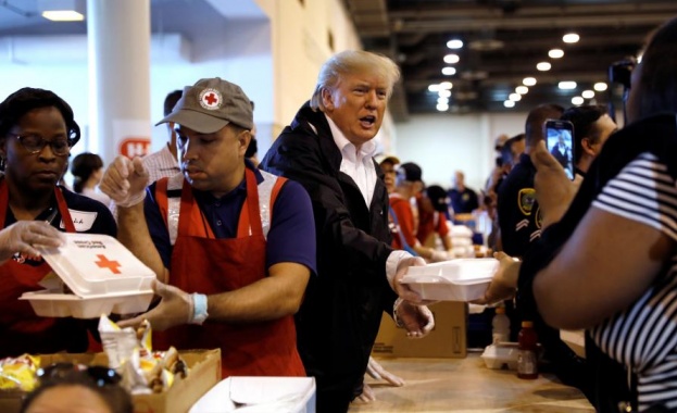 Тръмп храни нуждаещите се в приют за пострадалите от урагана в Тексас