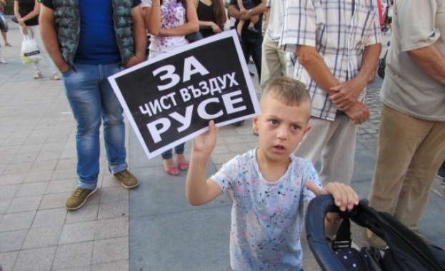 Русенци протестират срещу мръсен въздух и опасен път