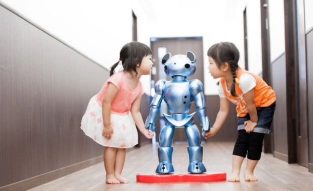 Роботи се грижат за деца в японски градини