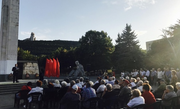 Социалисти и антифашисти се събраха пред Паметника на свободата в Шумен по повод 9-ти септември 