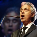 Роботът ЮМи дирижира Андреа Бочели