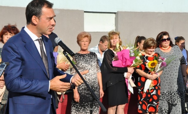Кметът Николов откри учебната година в “синьото училище“ в Бургас