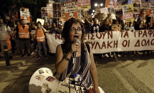 "Молотов" и сълзотворен газ на годишнината от смъртта на рапър в Атина 