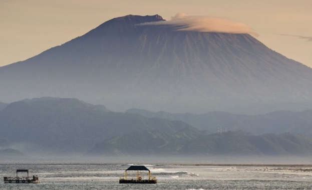 Опасност от изригване на вулкан в Бали, 350 души са евакуирани 