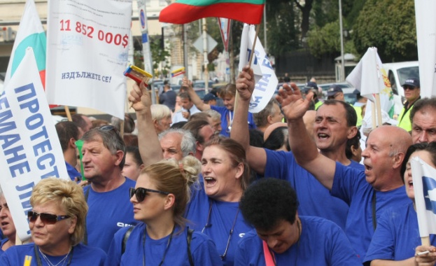Стотици служители на "Емко" протестираха пред парламента