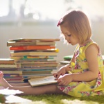 Родителите прекарват над 90 минути пред компютъра и само 25 - четат книги на децата си