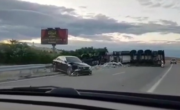 ТИР се преобърна на магистрала "Марица"